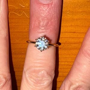 Elegant Gold Diamond Solitaire Women's Ring